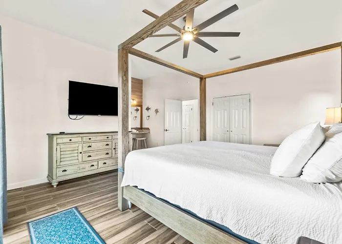 Beachfront Retreat With Private Pool Wraparound Deck & Screened-in Porch Holiday home *