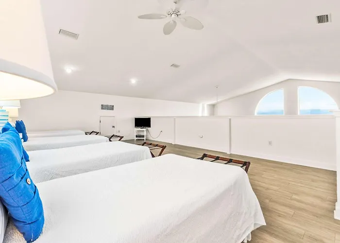 Beachfront Retreat With Private Pool Wraparound Deck & Screened-in Porch Holiday home